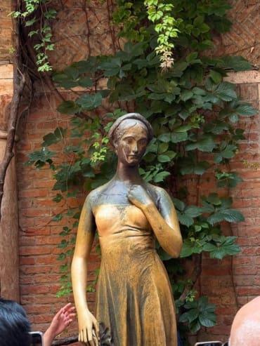 Love Letters to Juliet at Casa di Giulietta | Verona Tradition