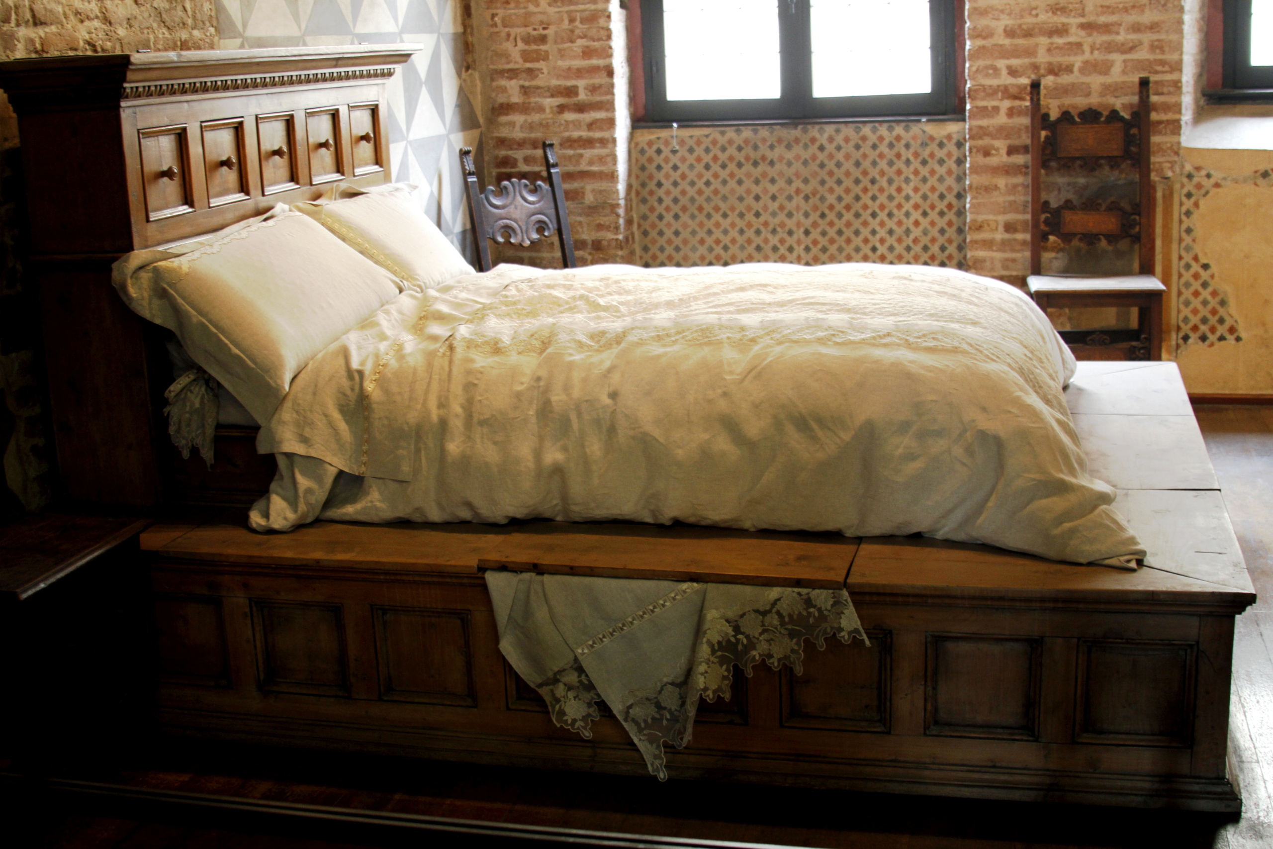 Historic bed and patterned wall decoration in Juliet’s House