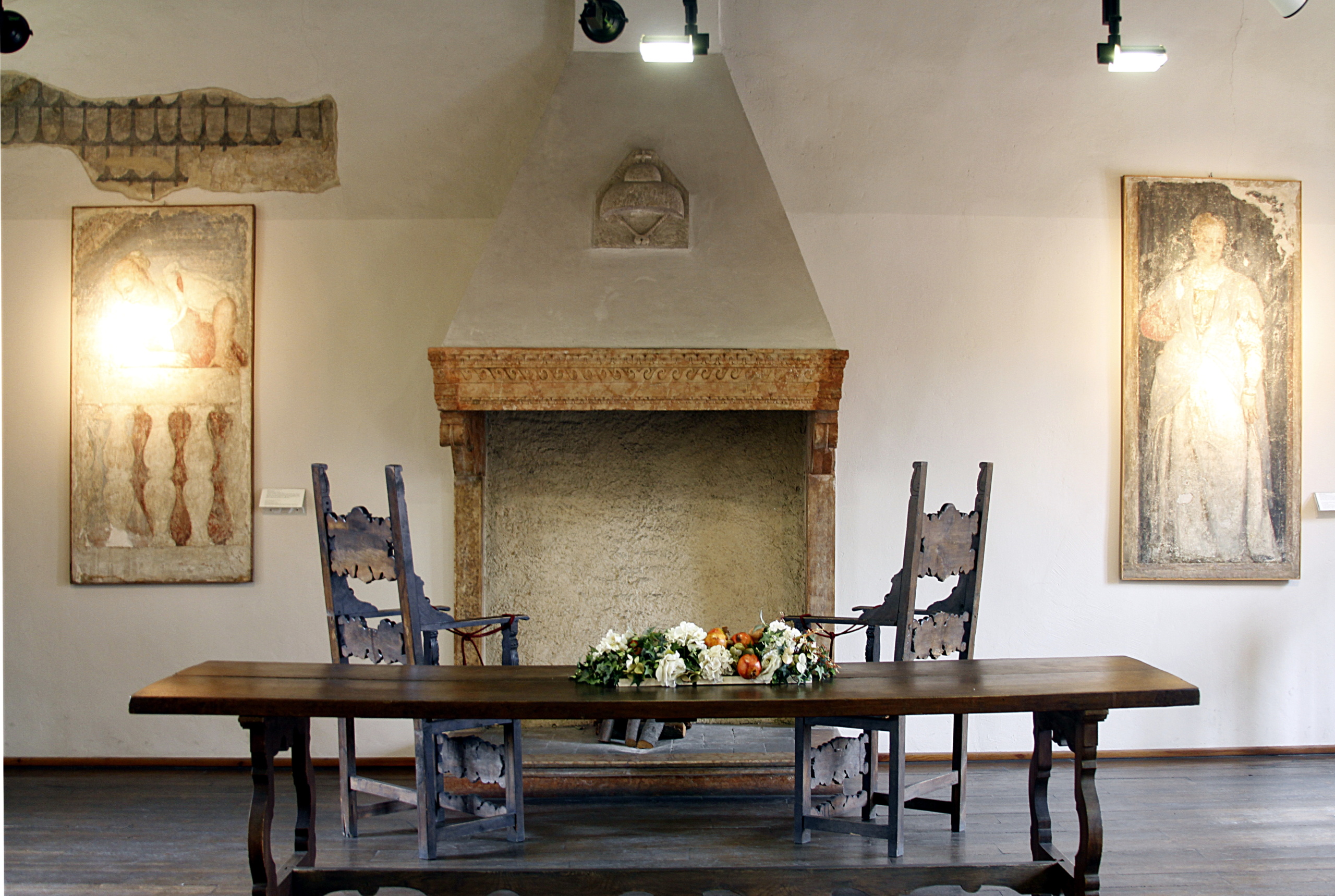 Museum room with a fireplace, paintings and wooden furniture in Juliet’s House